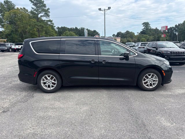 Used 2024 Chrysler Pacifica Touring-L FWD image 2