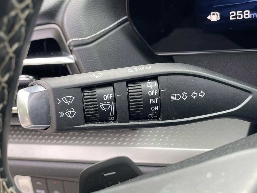 Used 2025 Chevrolet Traverse LT FWD image 29