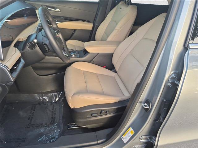 Used 2024 Cadillac XT4 Luxury w/ Cold Weather Package FWD image 15