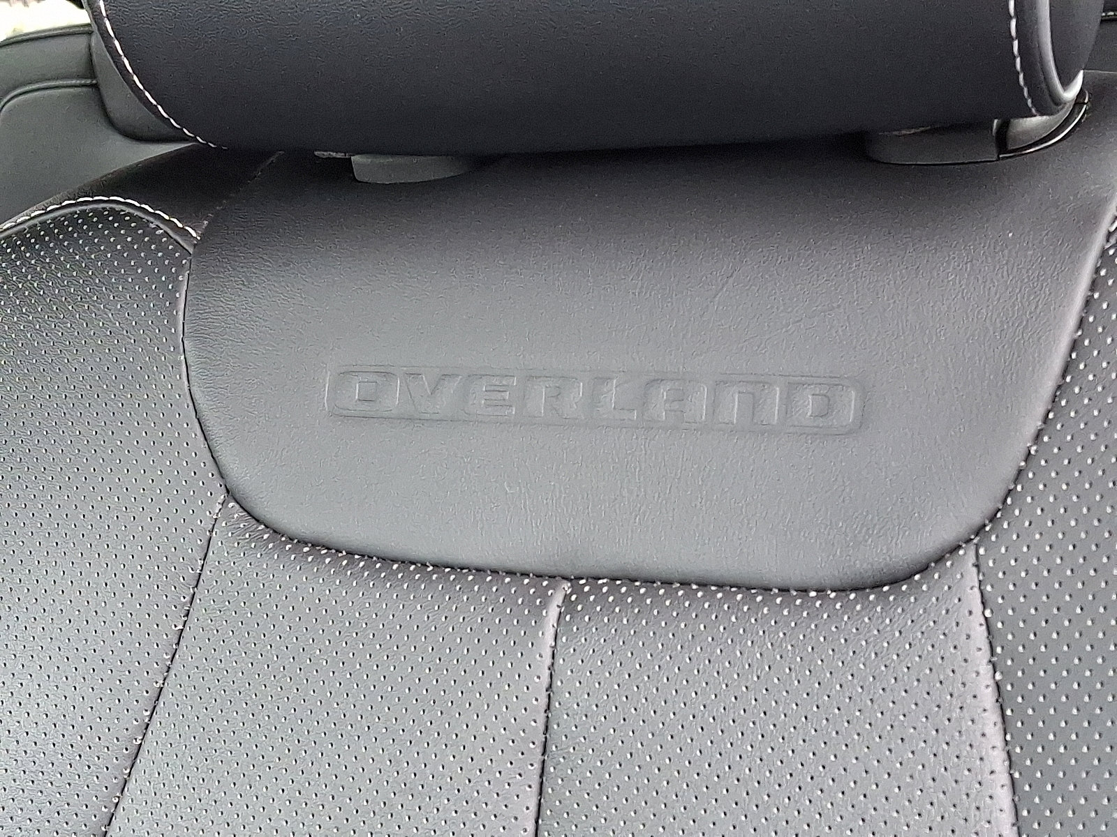 Used 2023 Jeep Grand Cherokee Overland w/ Luxury Tech Group IV image 16