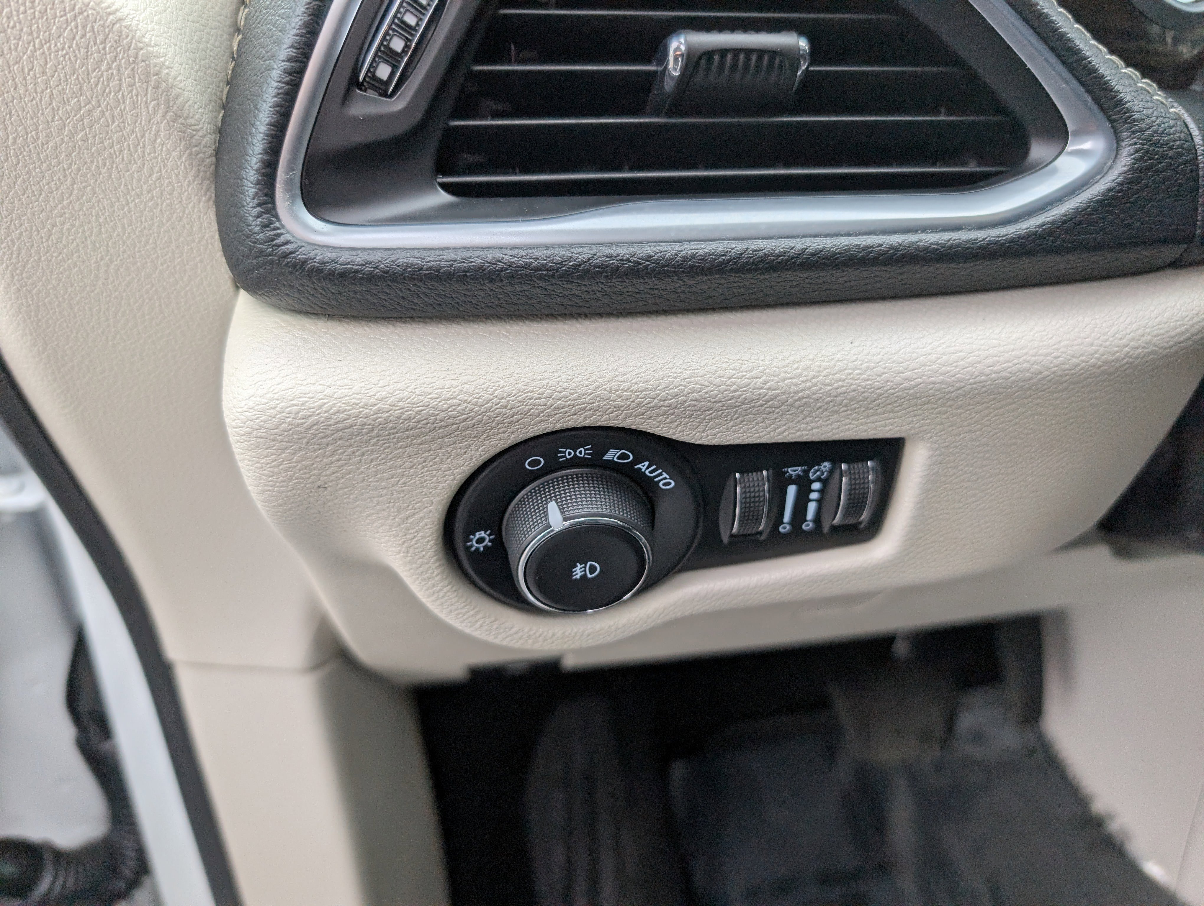 Used 2021 Chrysler Pacifica Limited w/ Uconnect Theater Family Group image 15