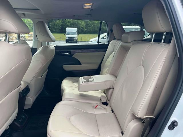 Used 2022 Toyota Highlander Limited AWD/4WD image 32