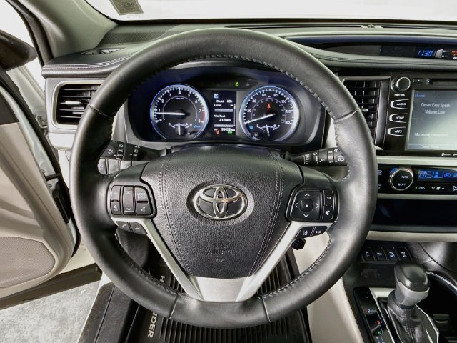 Used 2019 Toyota Highlander XLE AWD/4WD image 4