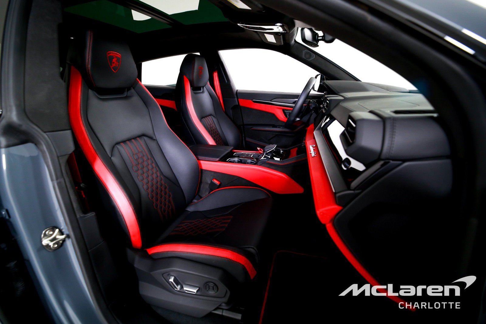 Used 2025 Lamborghini Urus SE AWD/4WD image 28