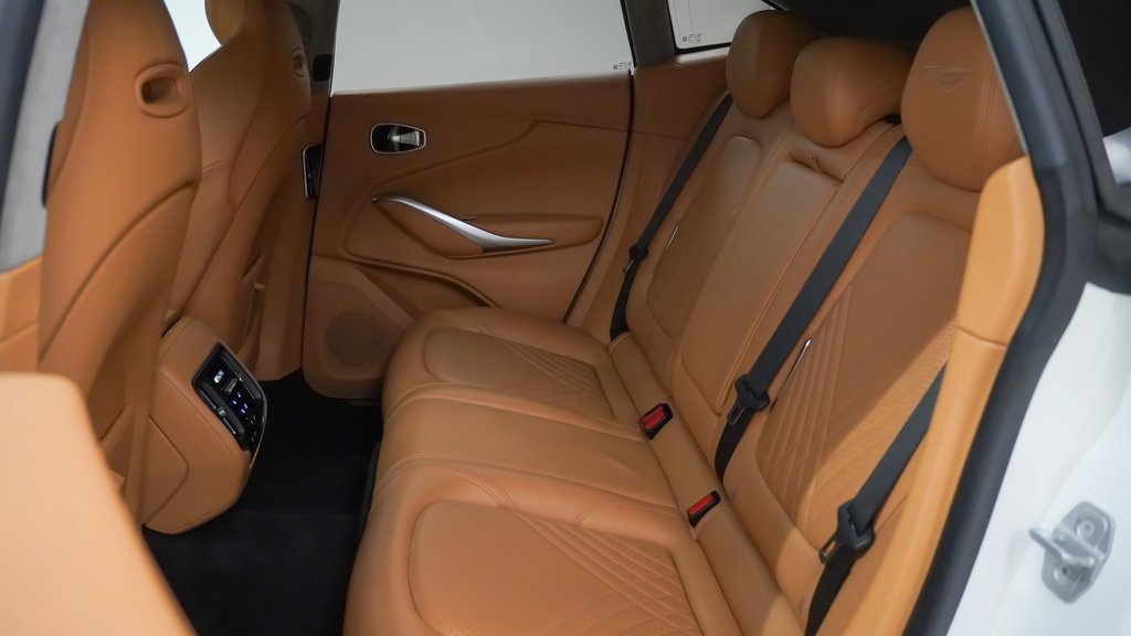 Used 2021 Aston Martin DBX image 18