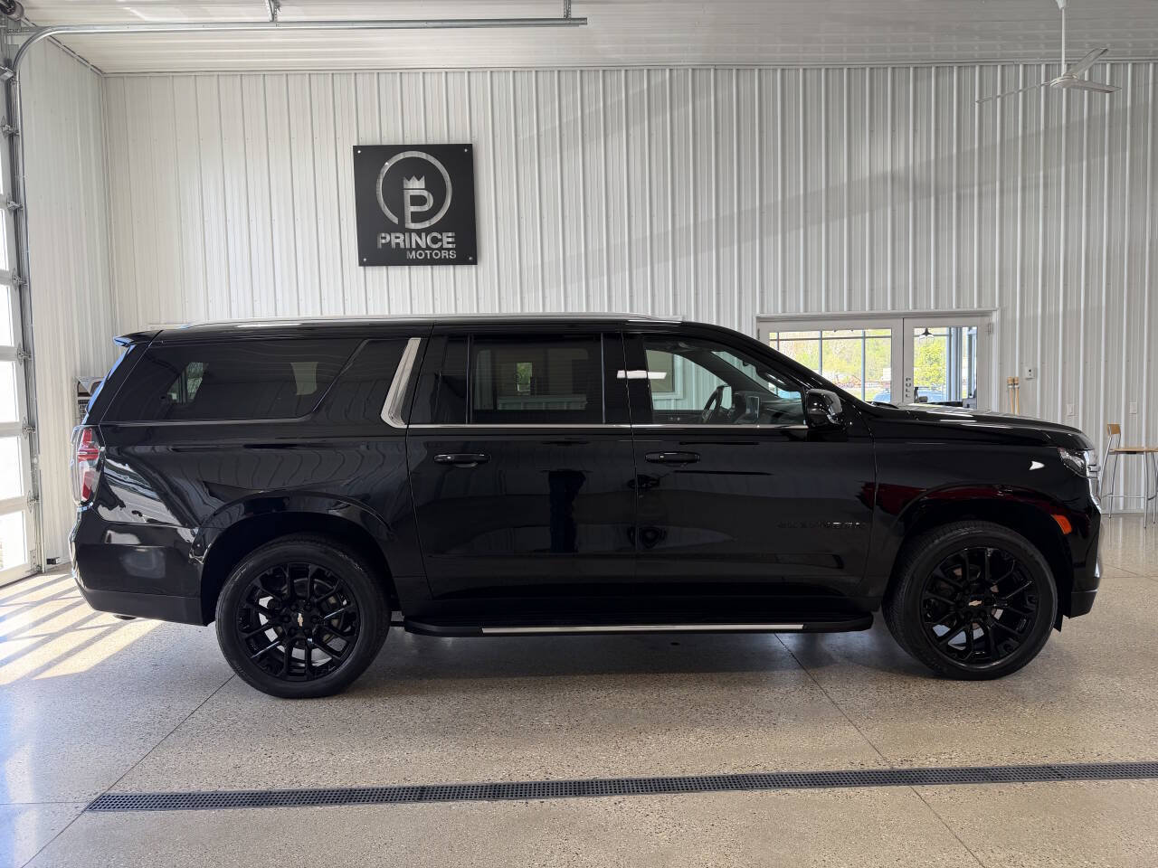 Used 2024 Chevrolet Suburban LT w/ Luxury Package AWD/4WD image 5