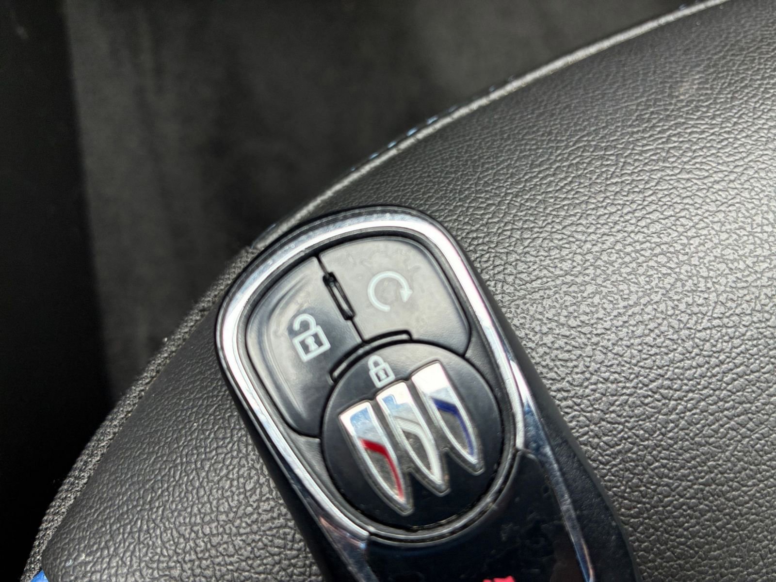 Used 2025 Buick Envista Sport Touring image 23