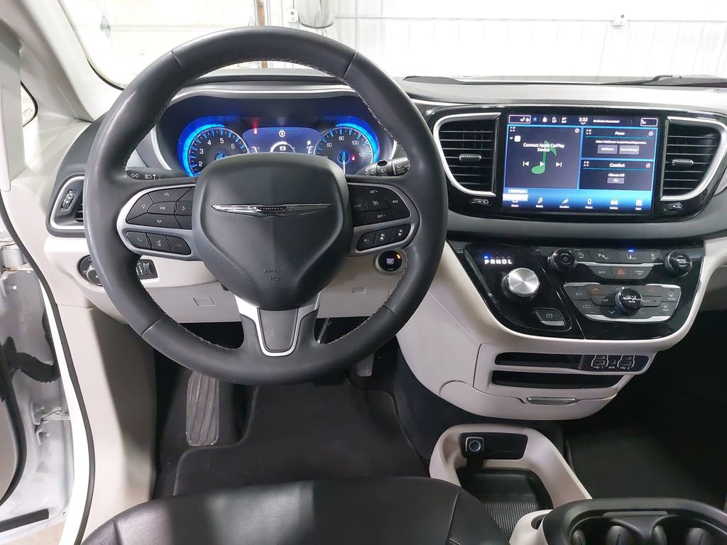 Used 2024 Chrysler Pacifica Touring-L FWD image 15