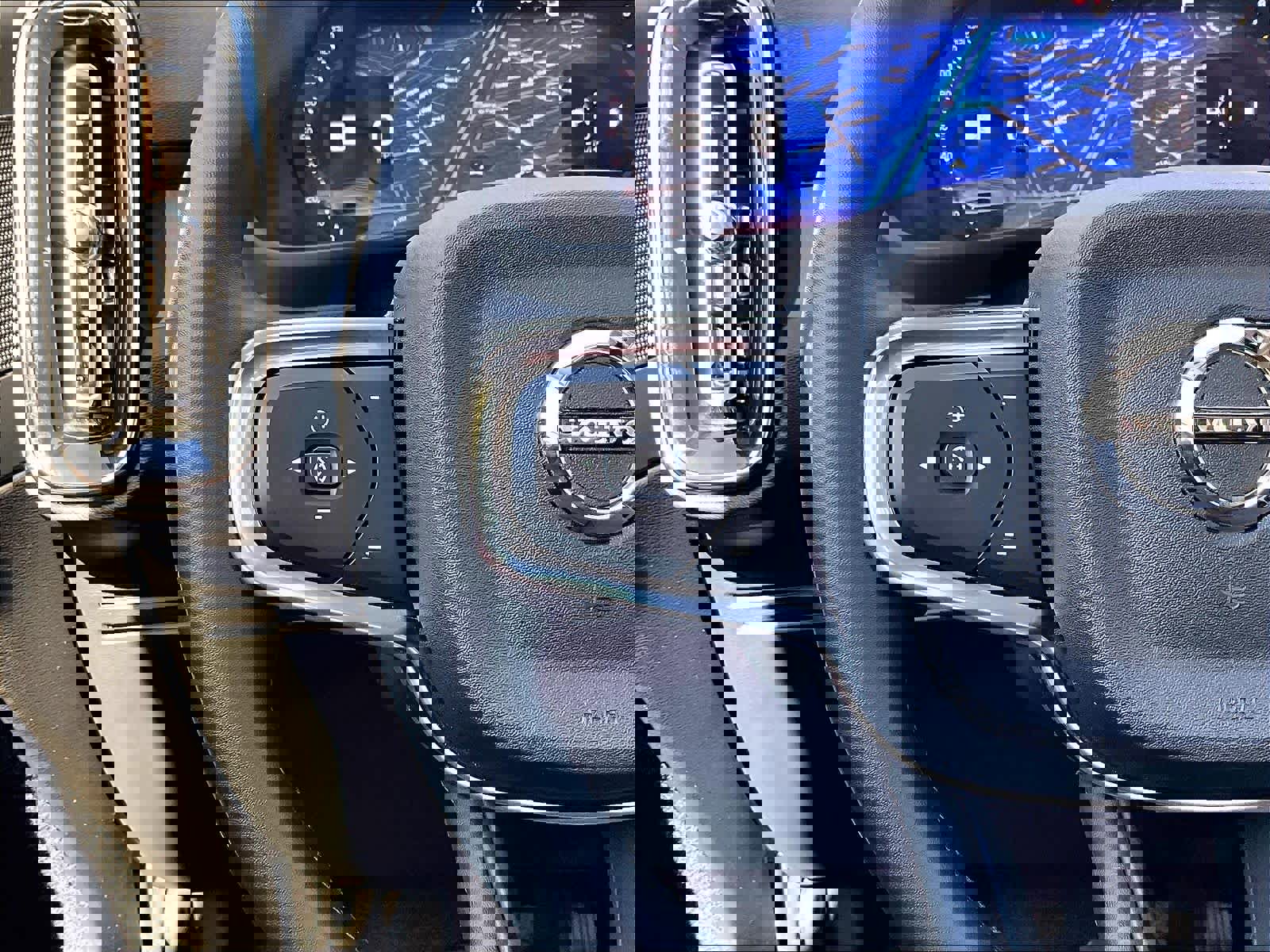 Used 2025 Volvo XC40 B5 Plus image 21