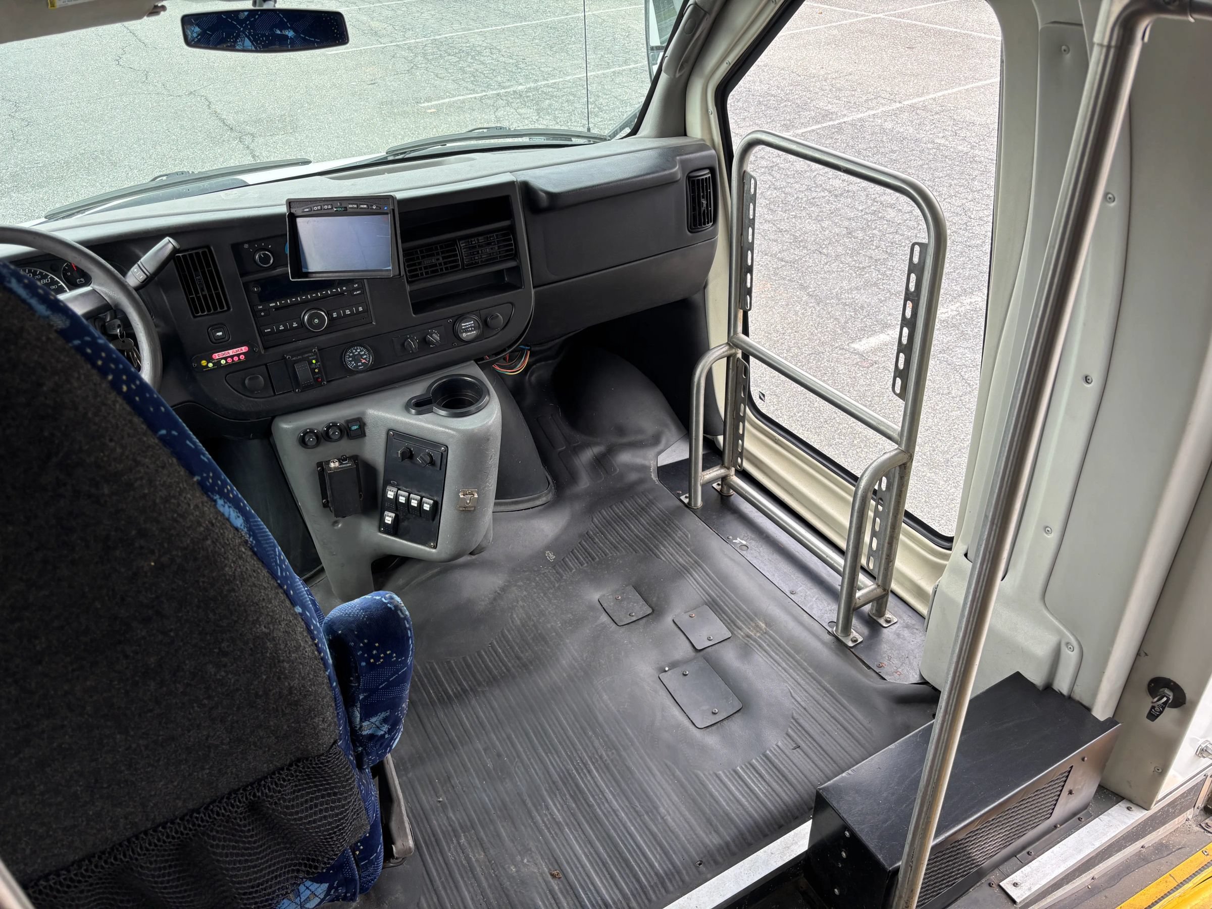 Used 2015 Chevrolet Express 4500 w/ Shuttle Bus Package RWD image 28