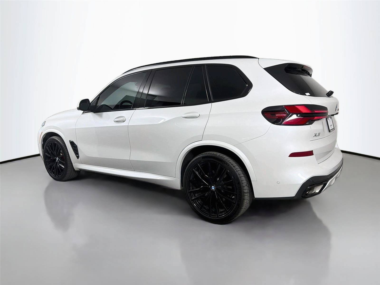 Used 2024 BMW X5 xDrive40i w/ M Sport Package AWD/4WD image 7