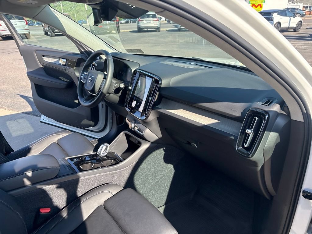 Certified 2024 Volvo XC40 B5 Plus w/ Protection Package Premier AWD/4WD image 35