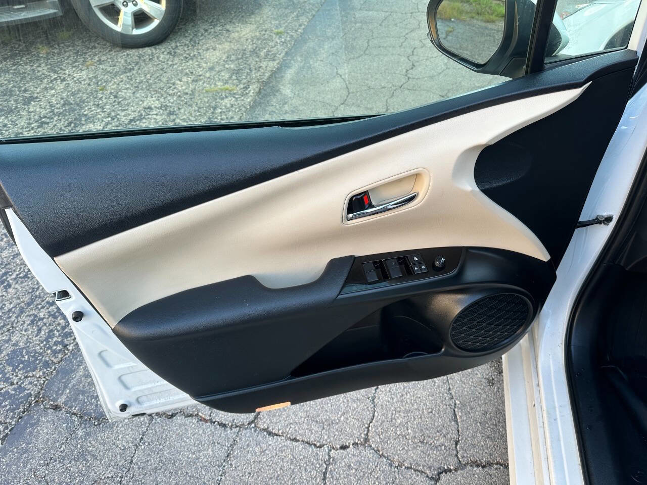 Used 2021 Toyota Prius LE image 12