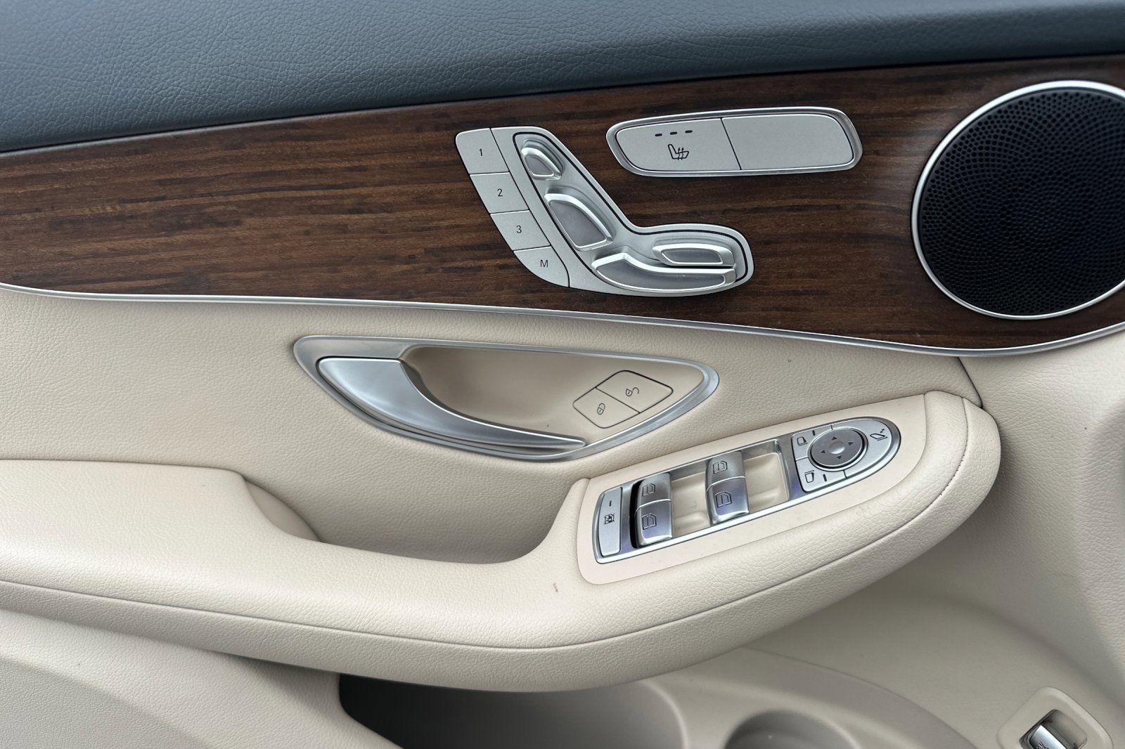 Used 2022 Mercedes-Benz GLC 300 4MATIC w/ Premium Package Lite image 11