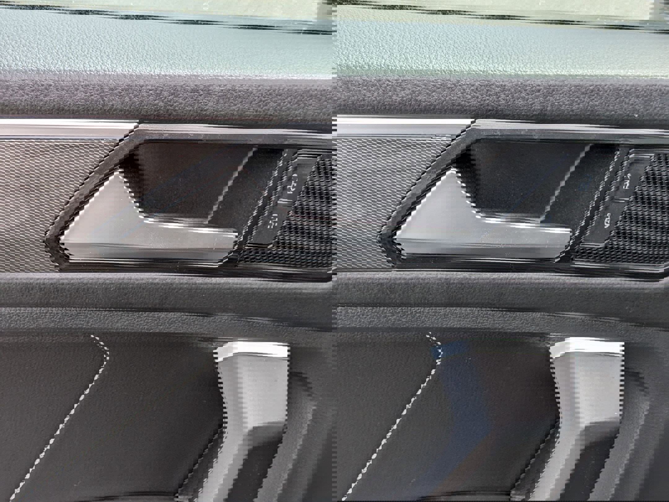 Used 2024 Volkswagen Tiguan SE R-Line image 12