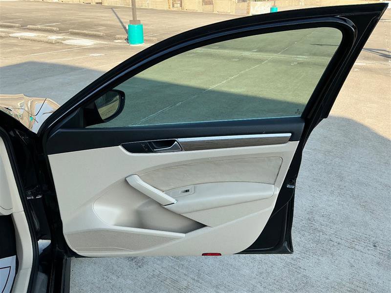 Used 2016 Volkswagen Passat 1.8T w/ Lighting Package image 32