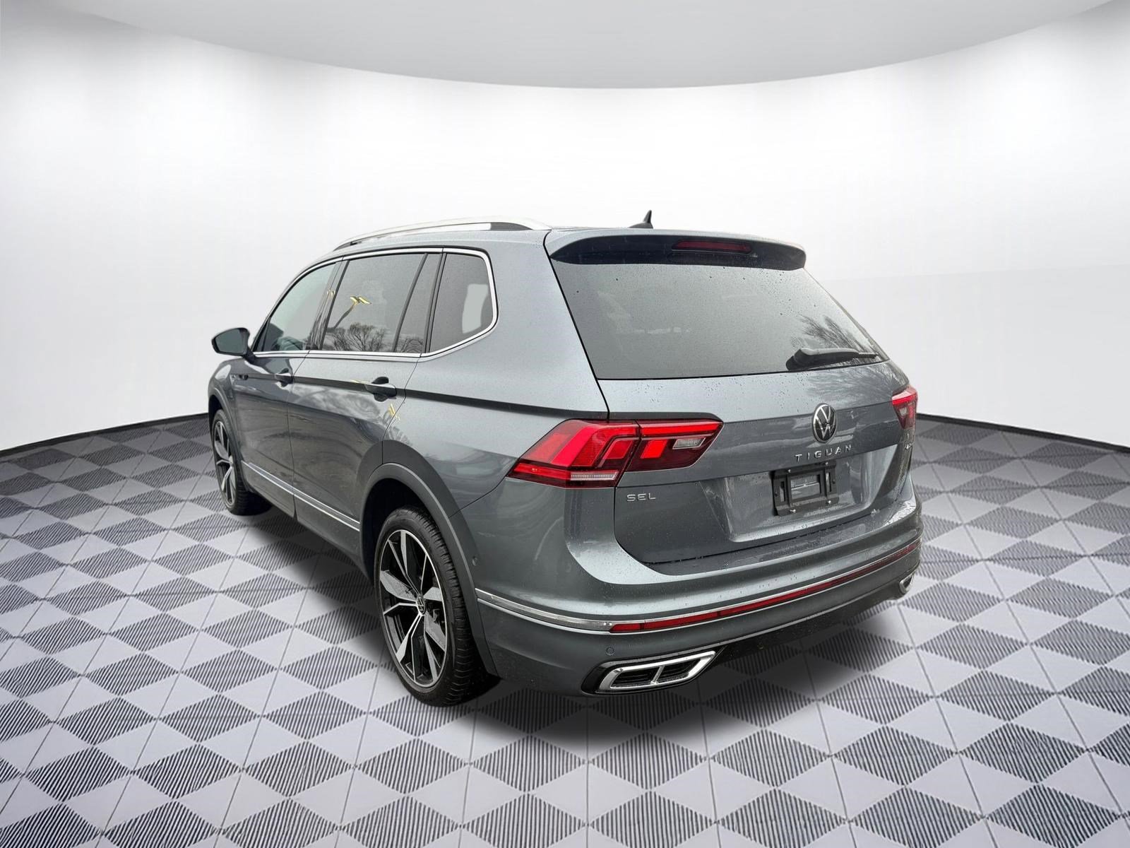 Used 2024 Volkswagen Tiguan SEL R-Line image 3
