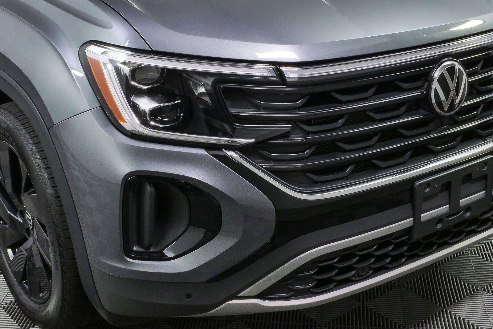 Certified 2025 Volkswagen Atlas Cross Sport SE w/ Panoramic Sunroof Package AWD/4WD image 35