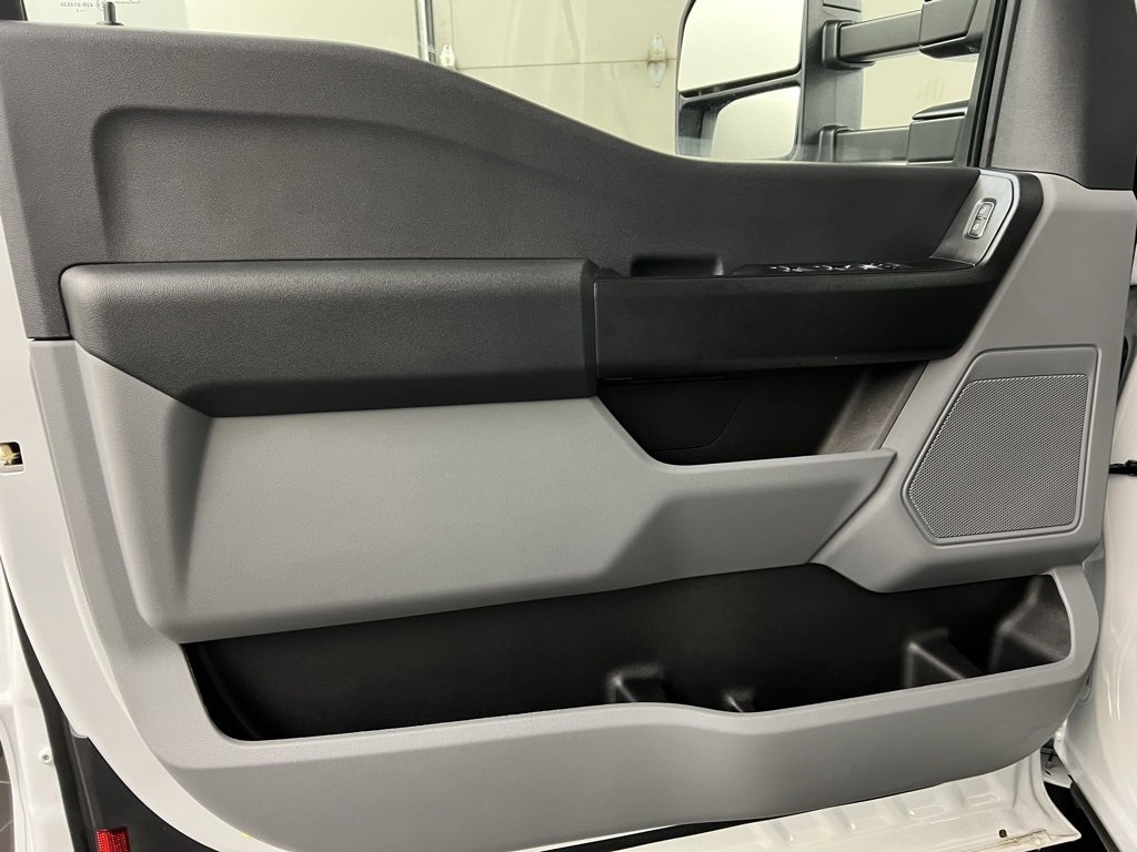 New 2025 Ford F550 4x4 Supercab Super Duty image 28