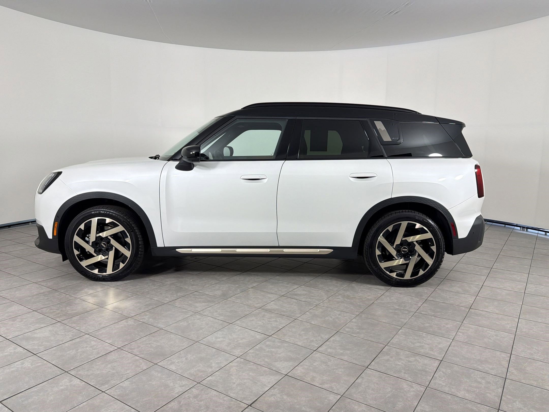 Certified 2025 MINI Cooper Countryman SE w/ Comfort Package Max AWD/4WD image 2