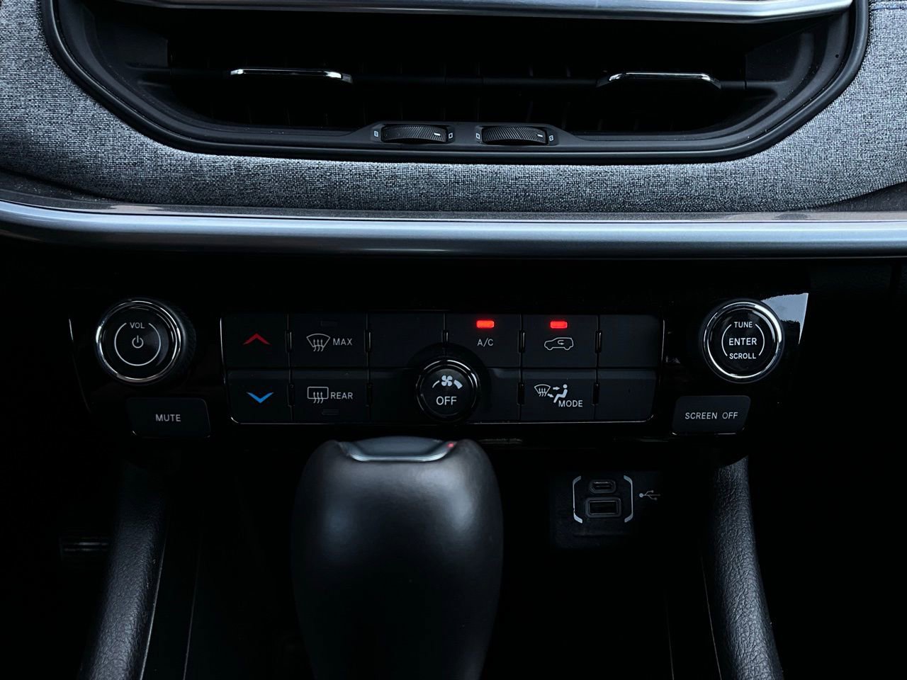 Used 2025 Jeep Compass Latitude image 27