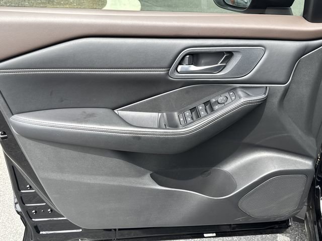 Used 2023 Nissan Rogue SV w/ SV Premium B Package FWD image 10