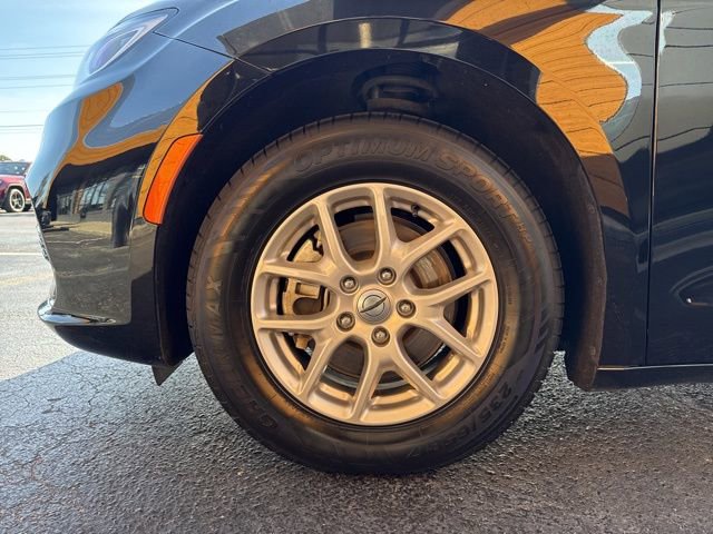 Used 2024 Chrysler Pacifica Touring-L image 5