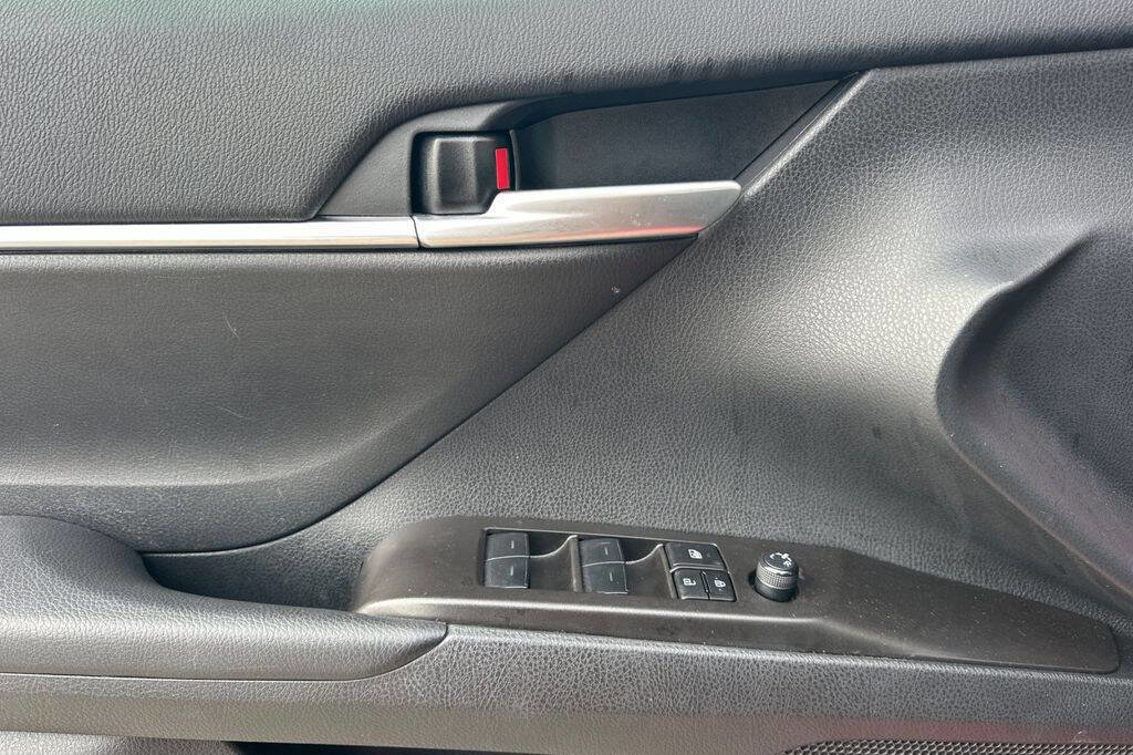 Used 2024 Toyota Camry SE image 11