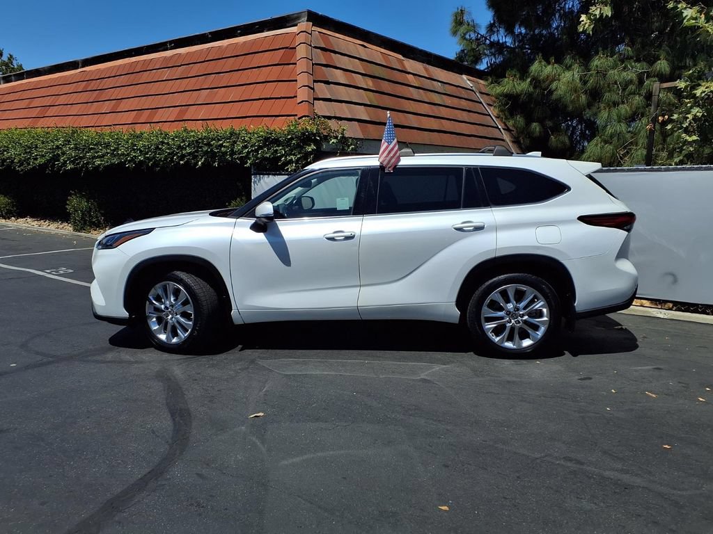Used 2023 Toyota Highlander Limited FWD image 3