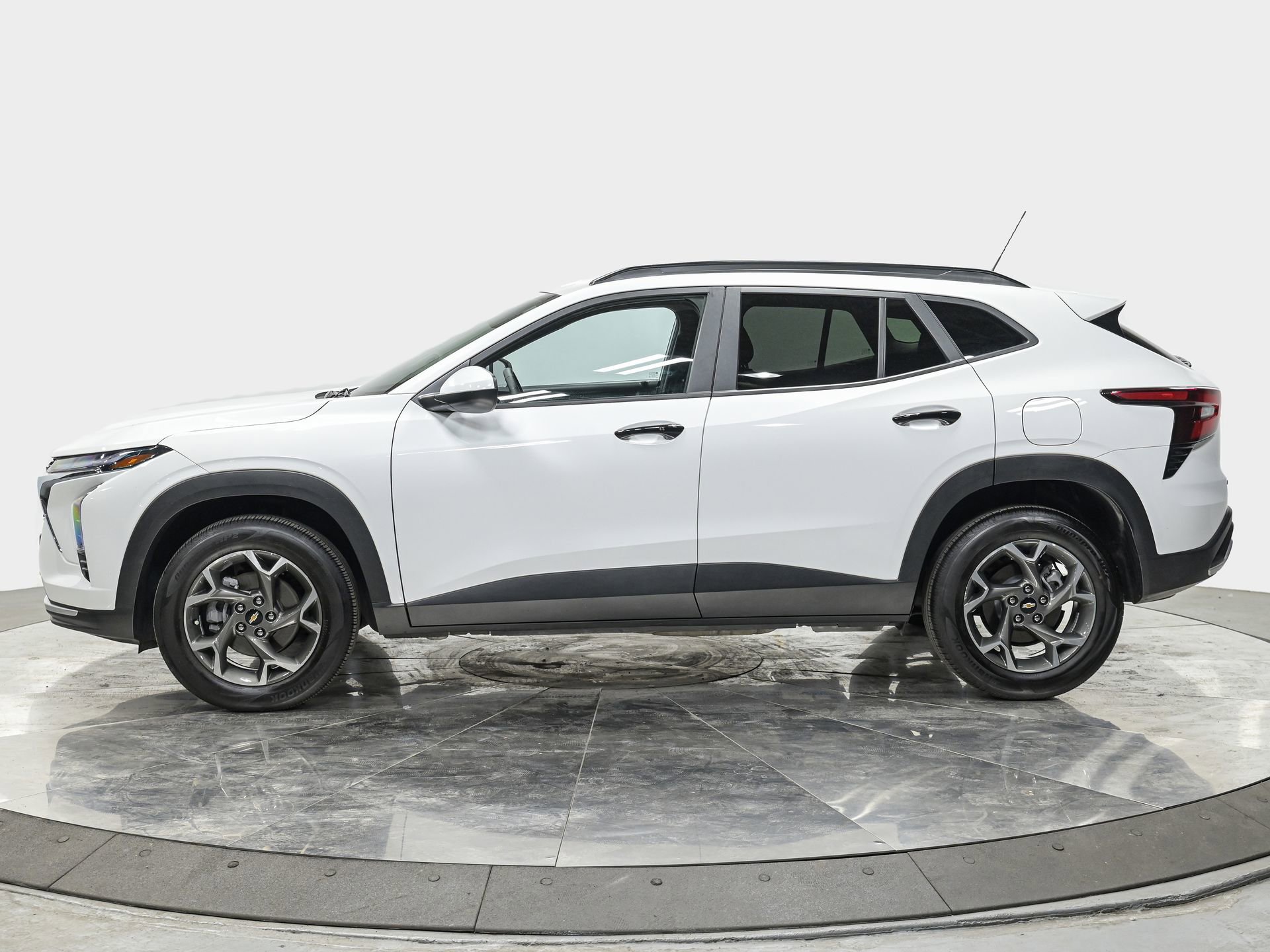 Used 2025 Chevrolet Trax LT w/ Driver Confidence Package FWD image 2