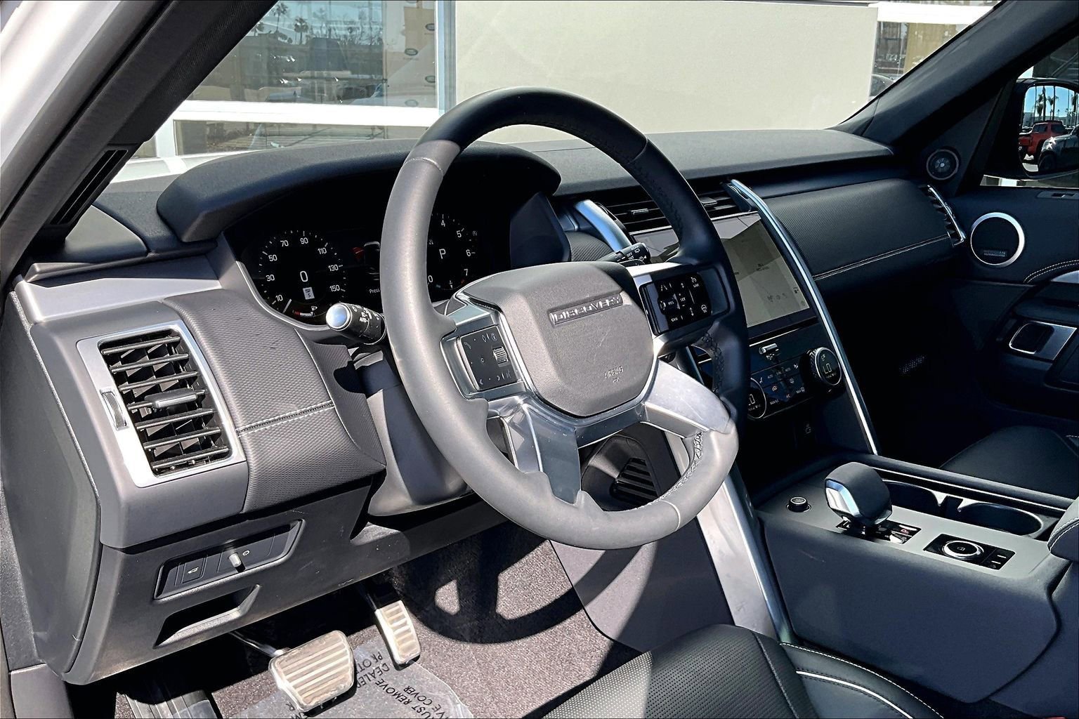 Used 2024 Land Rover Discovery Dynamic SE image 13