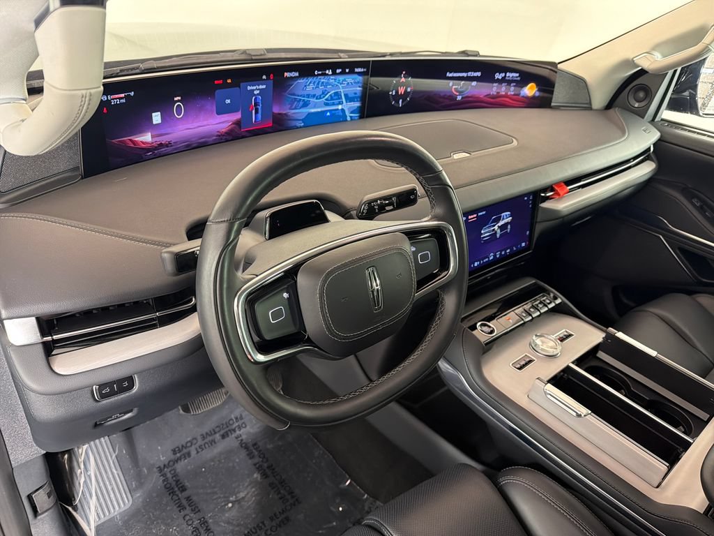 Used 2025 Lincoln Navigator Reserve AWD/4WD image 12
