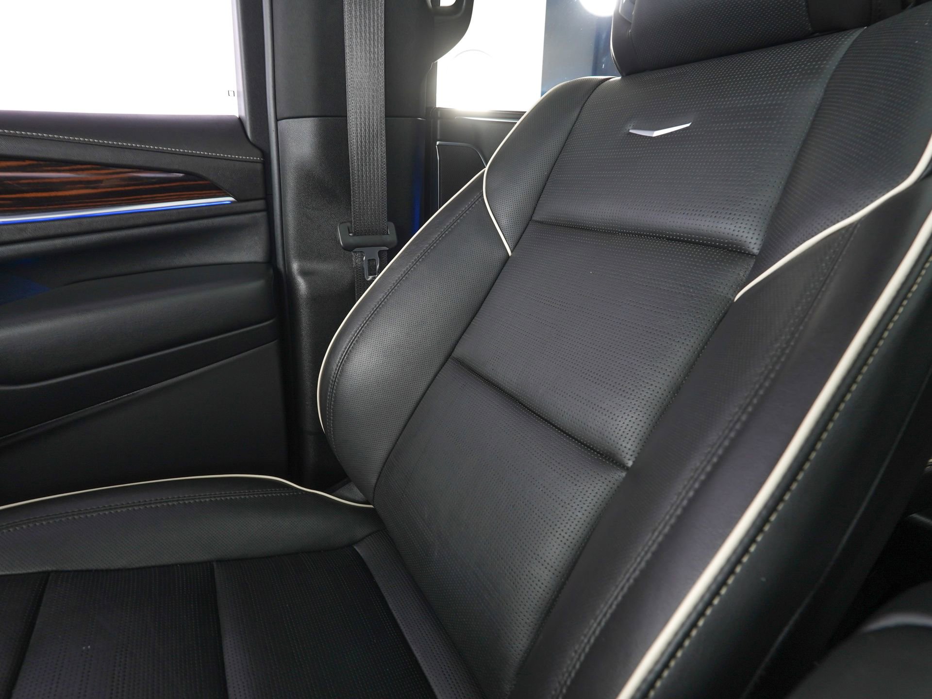 Used 2022 Cadillac Escalade Premium Luxury AWD/4WD image 25