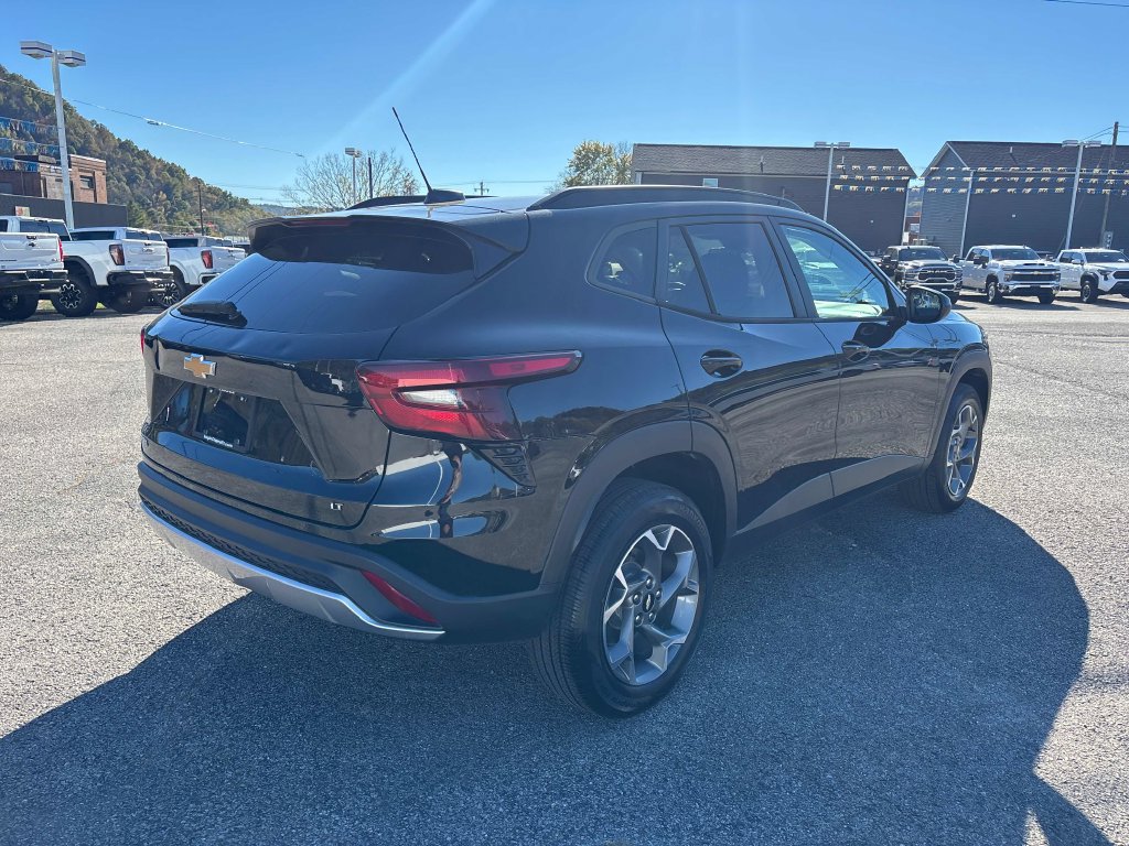 Used 2024 Chevrolet Trax LT w/ LT Convenience Package FWD image 5