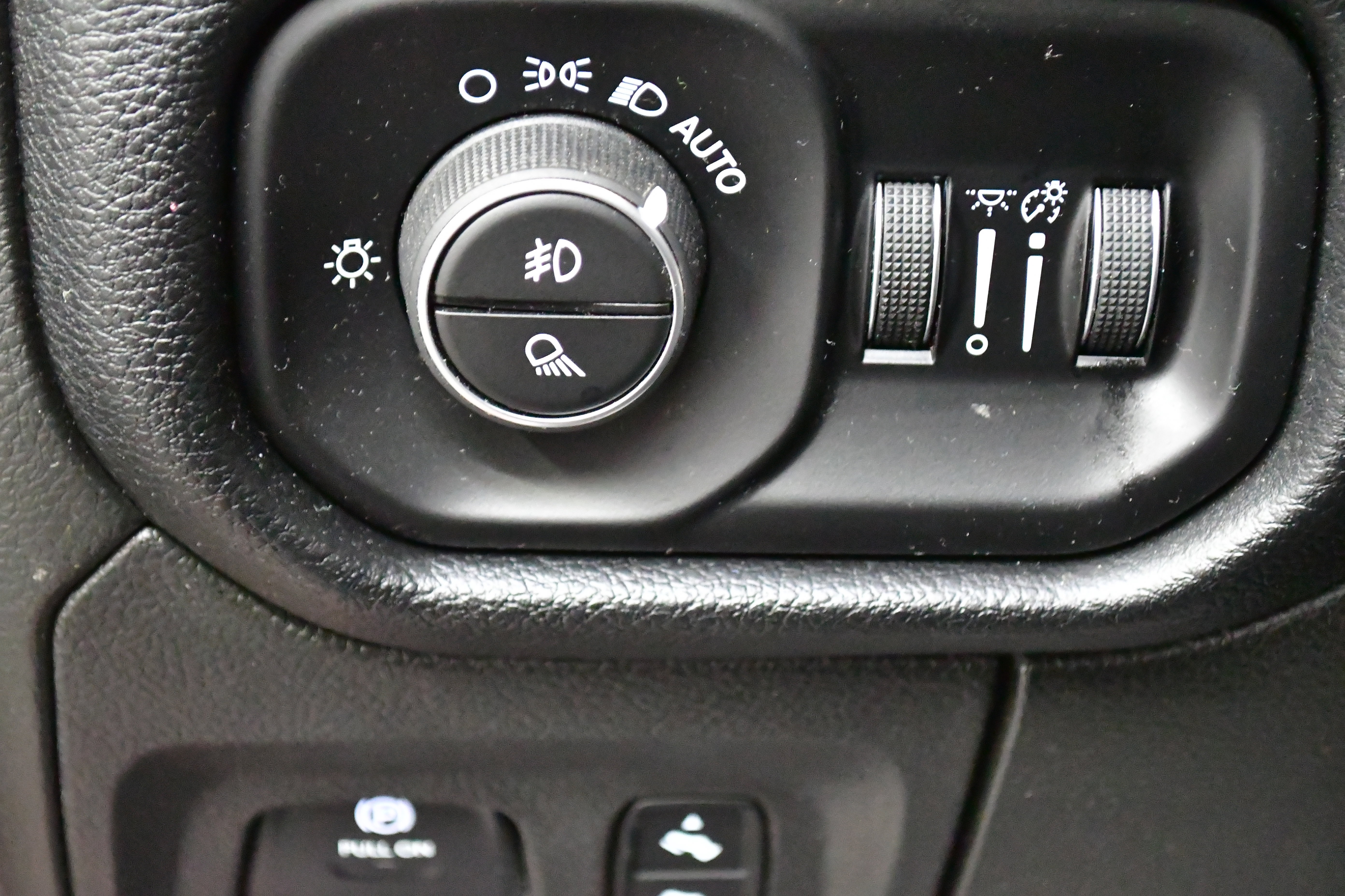 Used 2019 RAM 1500 Laramie w/ Sport Appearance Package AWD/4WD image 13