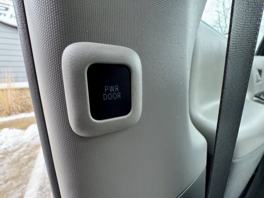 Used 2014 Toyota Sienna LE image 18