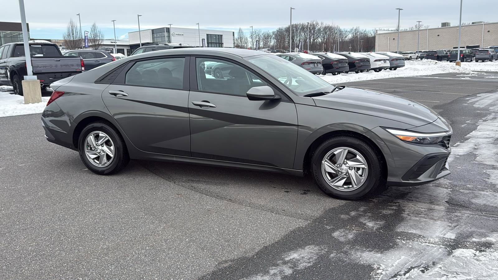 Used 2025 Hyundai Elantra SE image 3