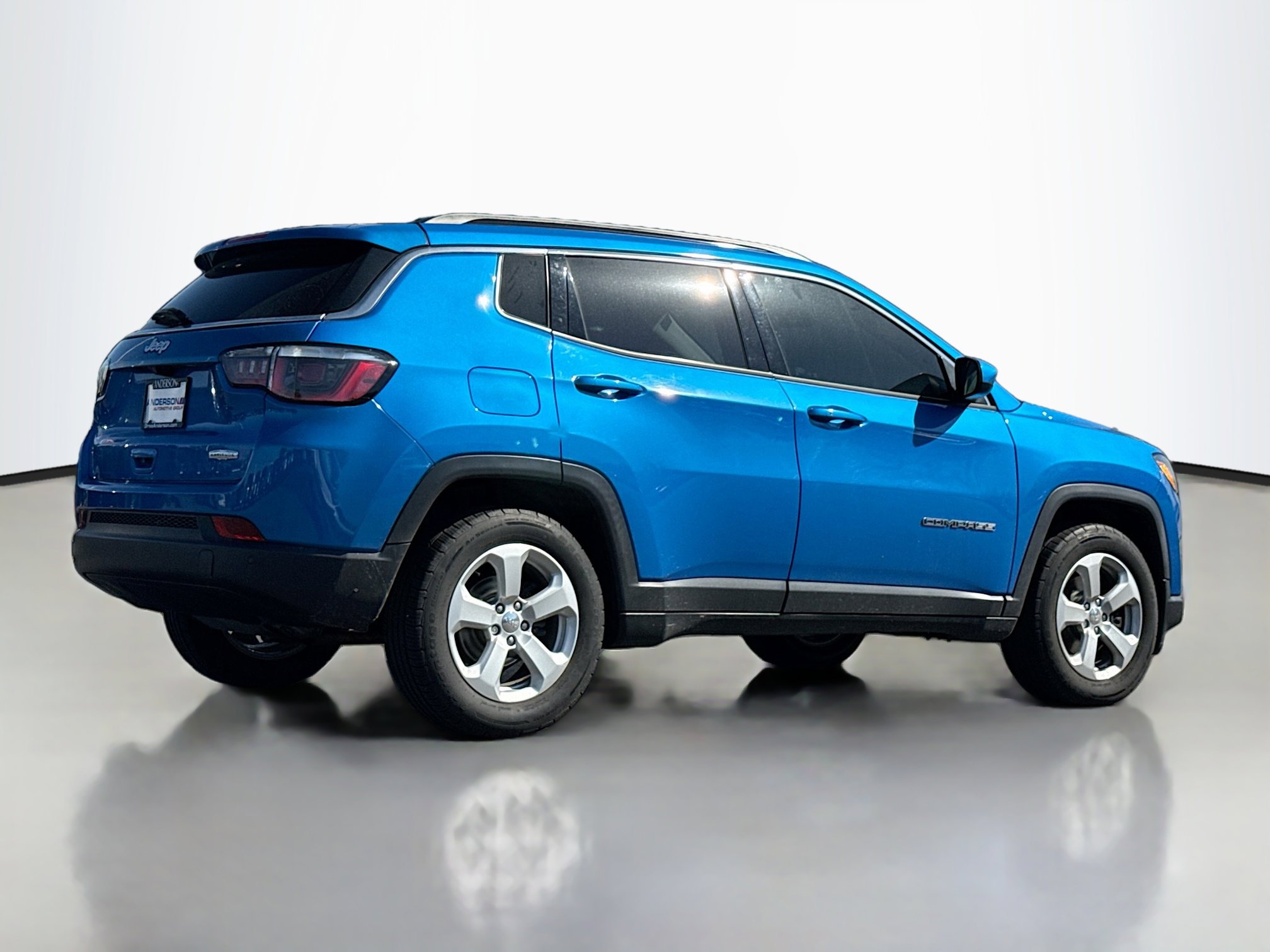 Used 2019 Jeep Compass Latitude w/ Cold Weather Group FWD image 2