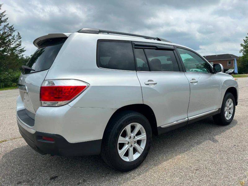 Used 2011 Toyota Highlander 2WD w/ Tech Pkg image 6