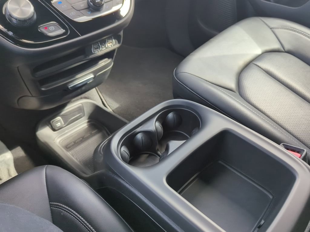 Used 2025 Chrysler Pacifica Select image 27