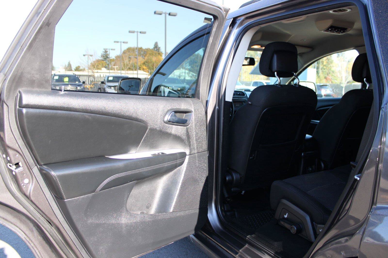 Used 2020 Dodge Journey SE w/ SE Popular Equipment Group FWD image 17