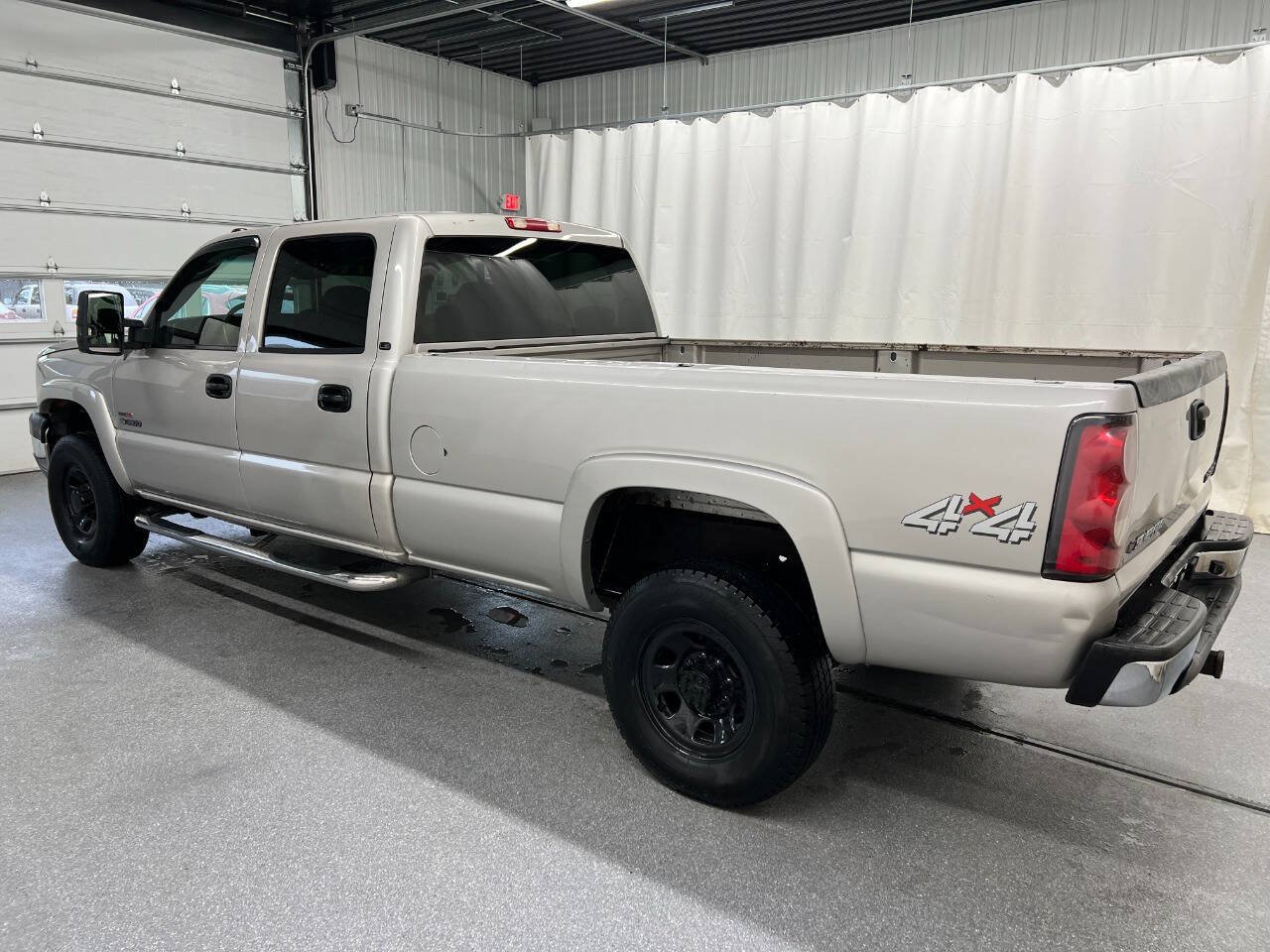 Used 2005 Chevrolet Silverado 3500 LS w/ Heavy-Duty Power Package AWD/4WD image 6