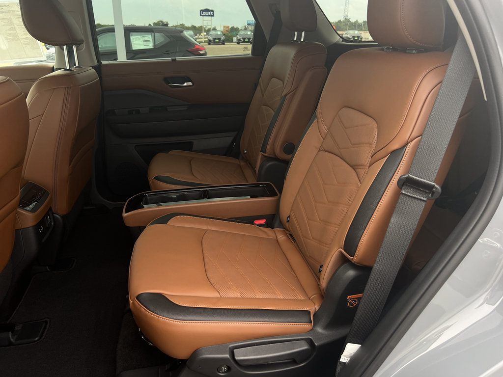 New 2025 Nissan Pathfinder Platinum image 11