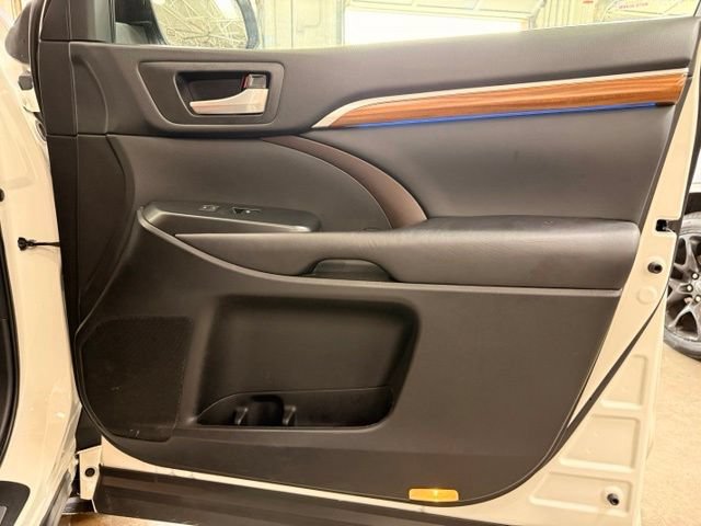 Used 2017 Toyota Highlander AWD V6 image 30