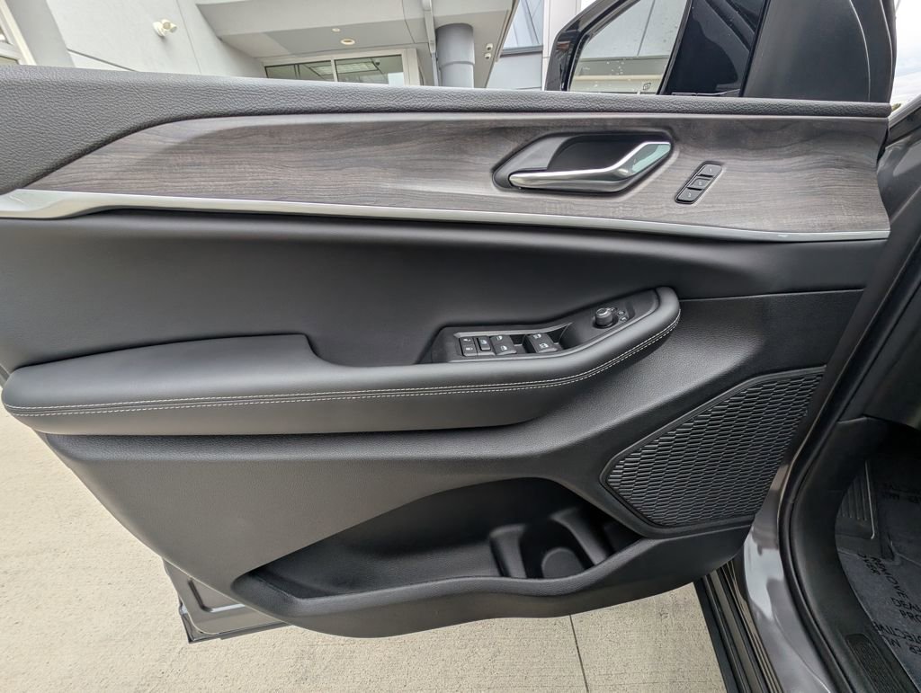 New 2025 Jeep Grand Cherokee Limited w/ Black Appearance Package image 38