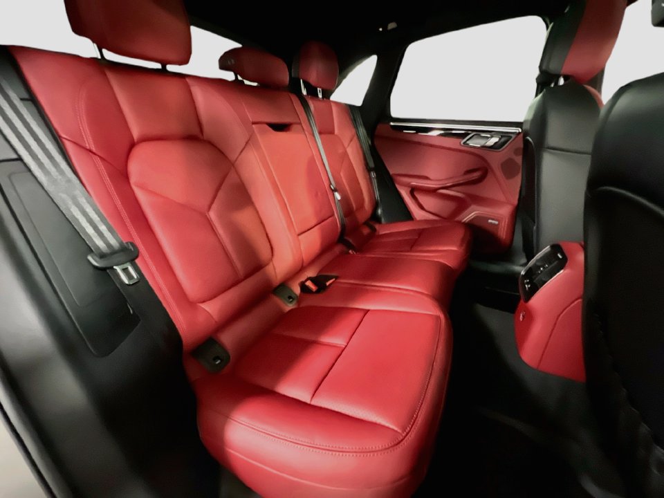 Certified 2025 Porsche Macan AWD/4WD image 29