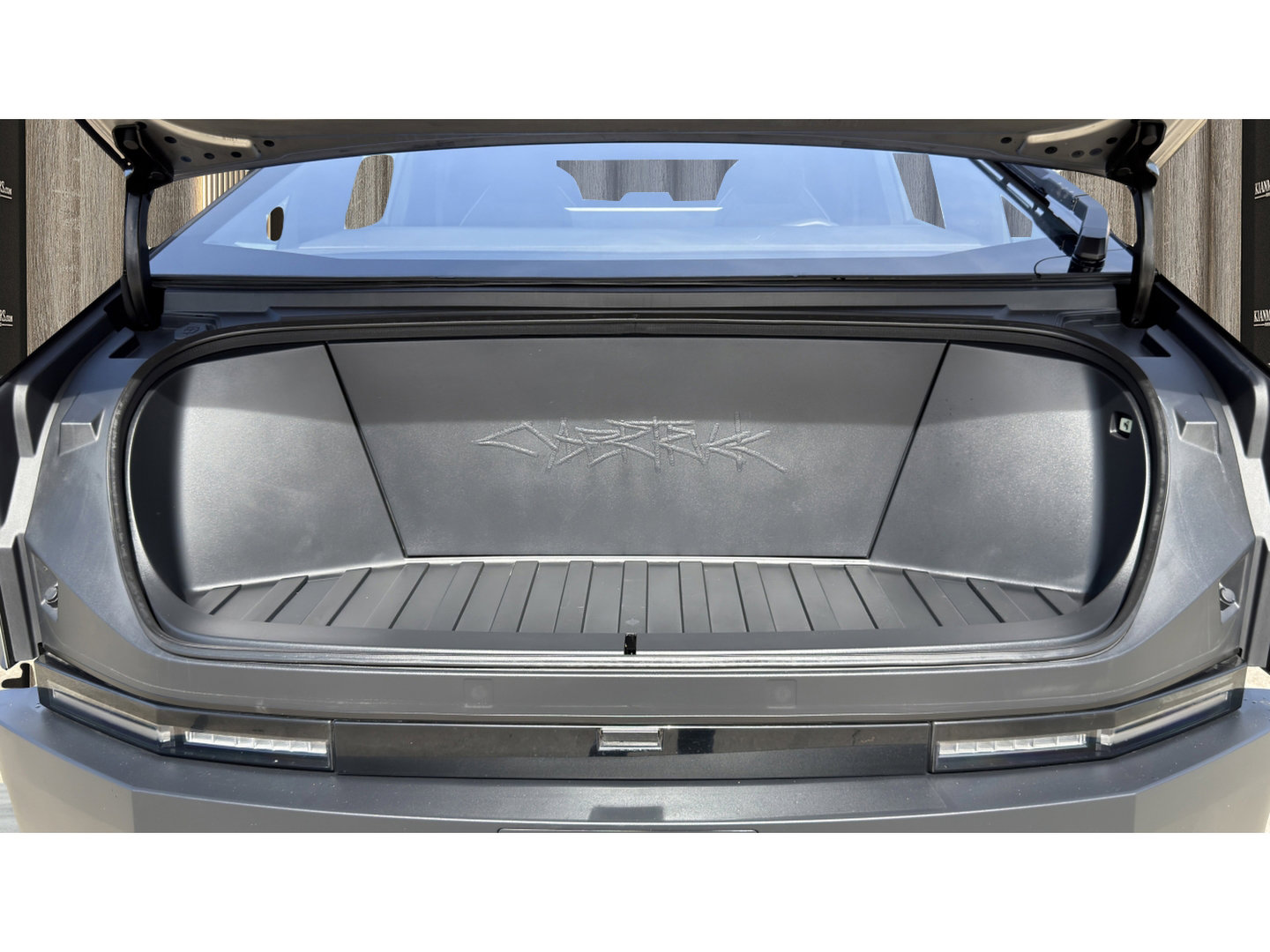 Used 2025 Tesla Cybertruck AWD Crew Cab image 91
