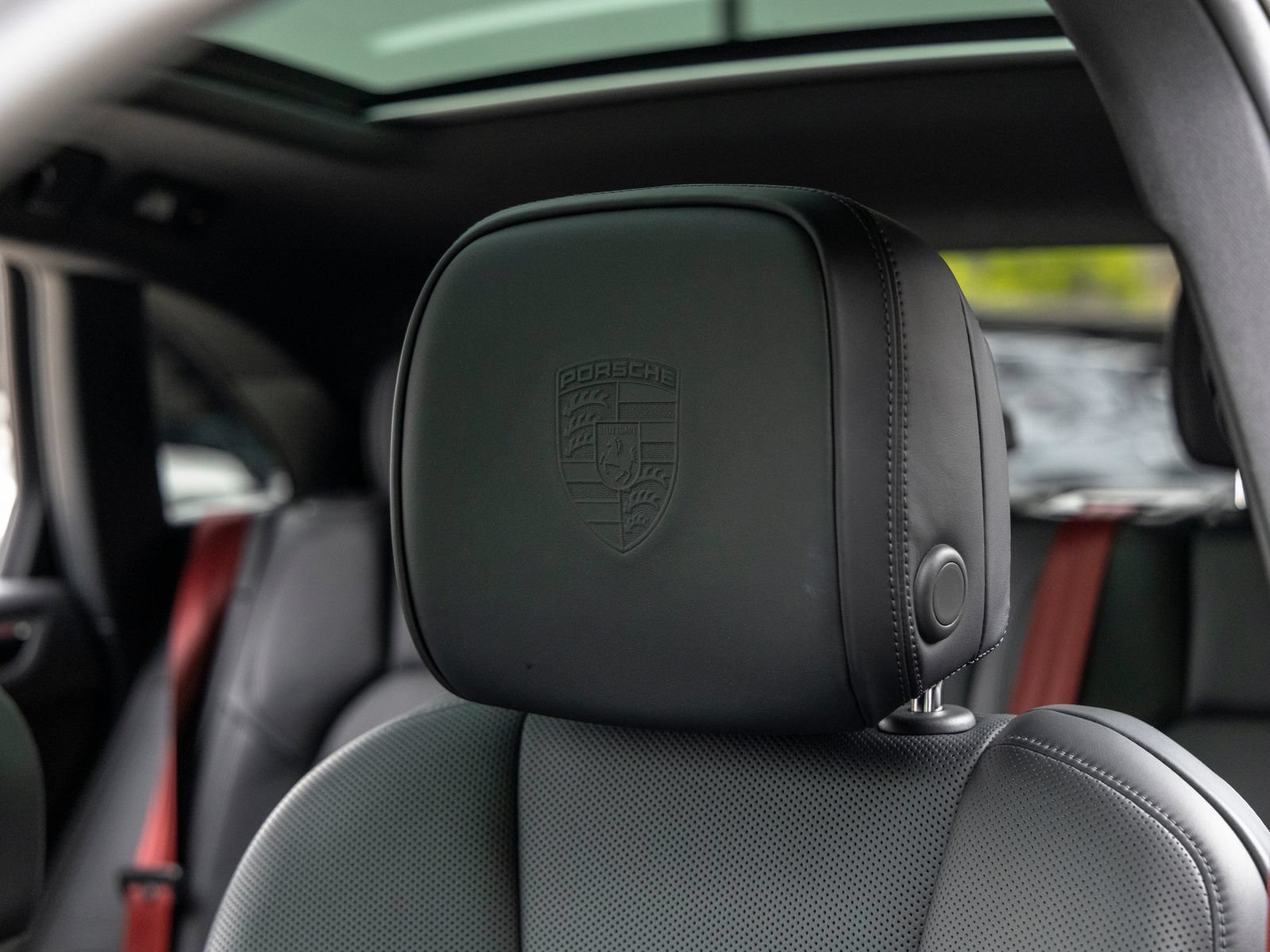 Certified 2022 Porsche Macan AWD/4WD image 28