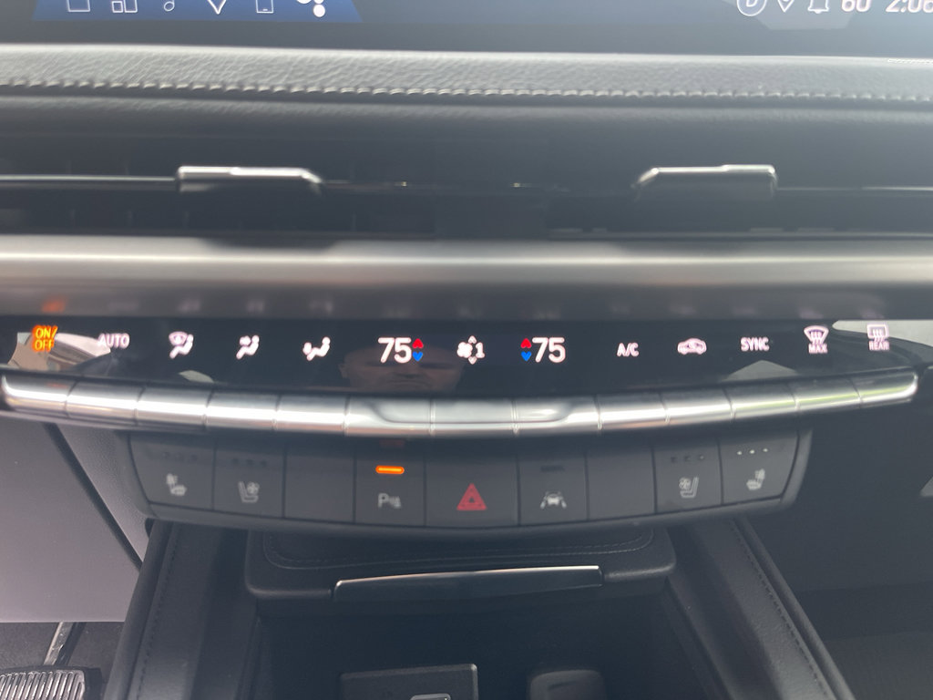 Used 2025 Cadillac XT4 Premium Luxury image 22