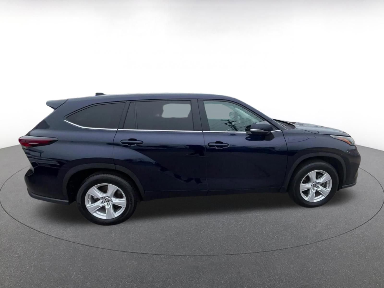 Used 2025 Toyota Highlander LE FWD image 16